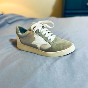 ⭐️SOLD⭐️Boutique platform sneaker